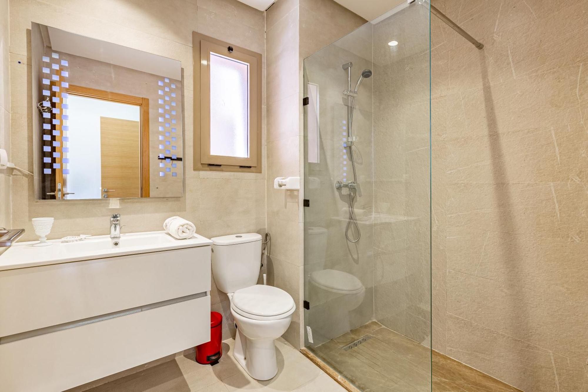 Luxury Garden-level With Poolside Serenity Appartement *