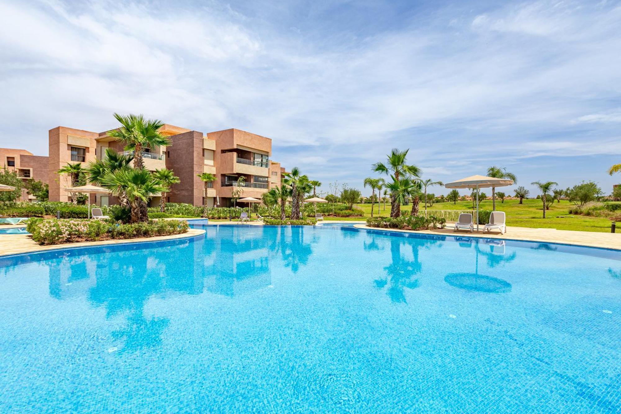 Luxury Garden-level With Poolside Serenity Appartement *