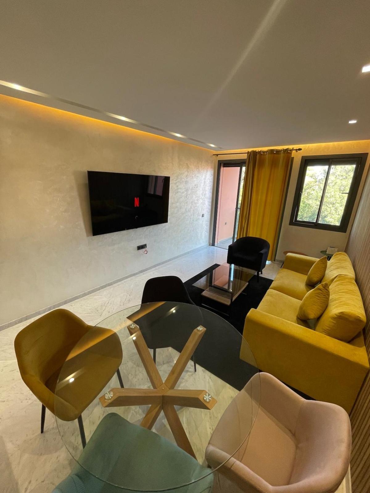 Modern In Ultimate Center With Parking And Balcony