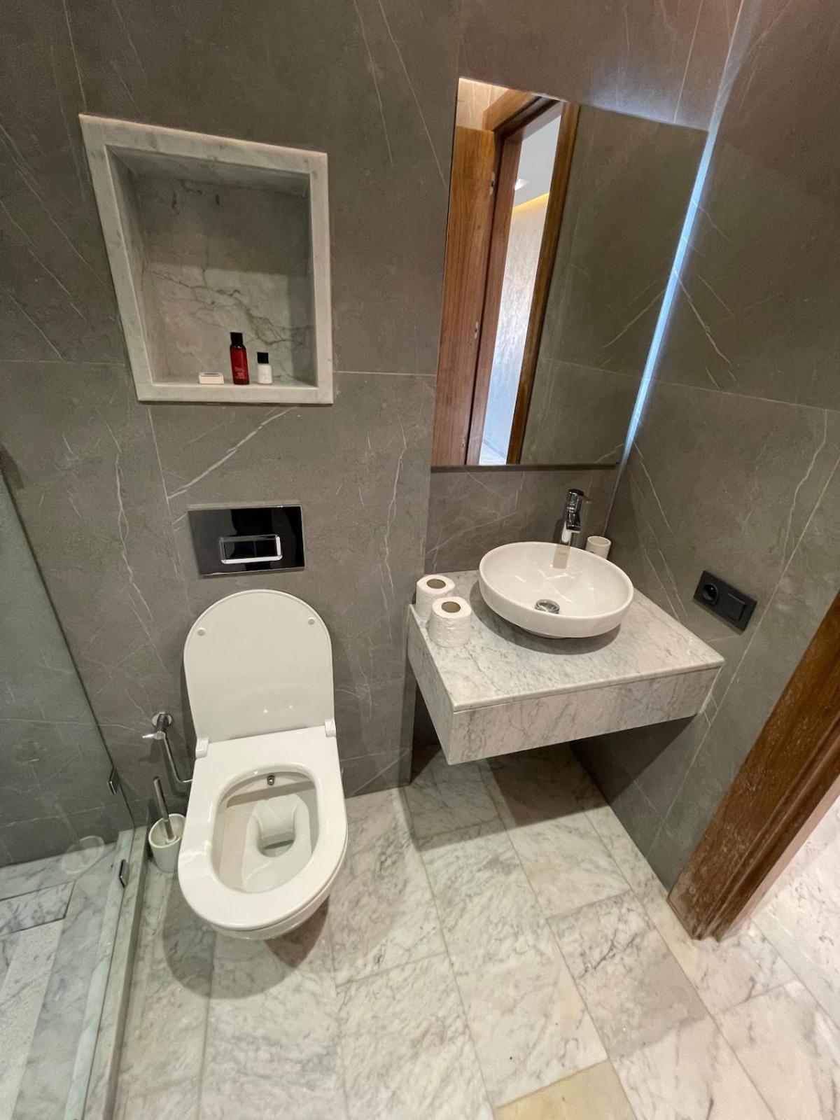 Appartement Modern In Ultimate Center With Parking And Balcony