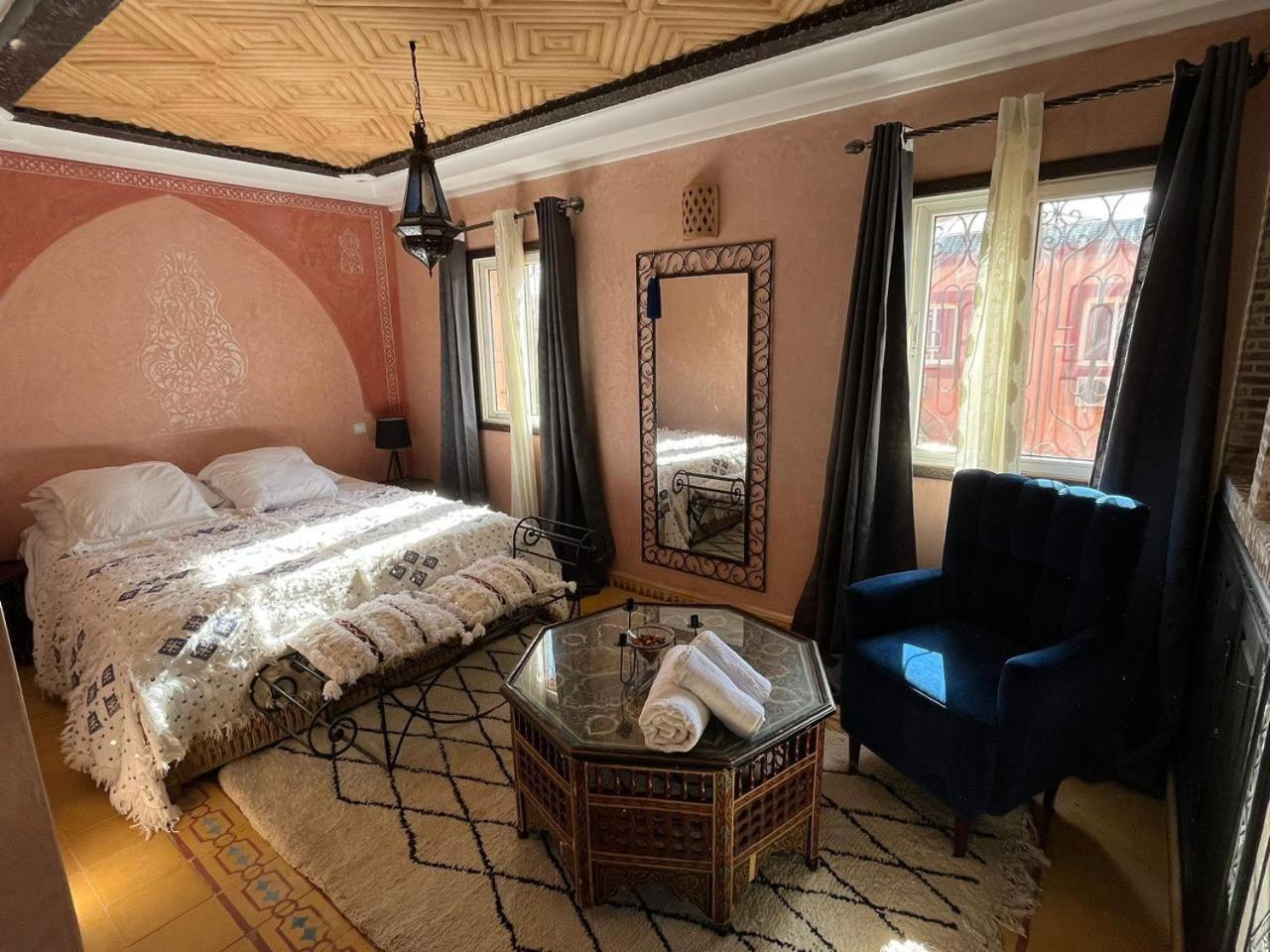 Elegant 4-bedroom With Pool Apartment *