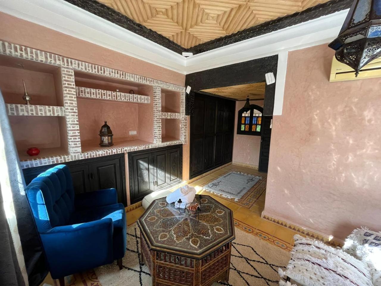 Elegant 4-bedroom With Pool Apartment *
