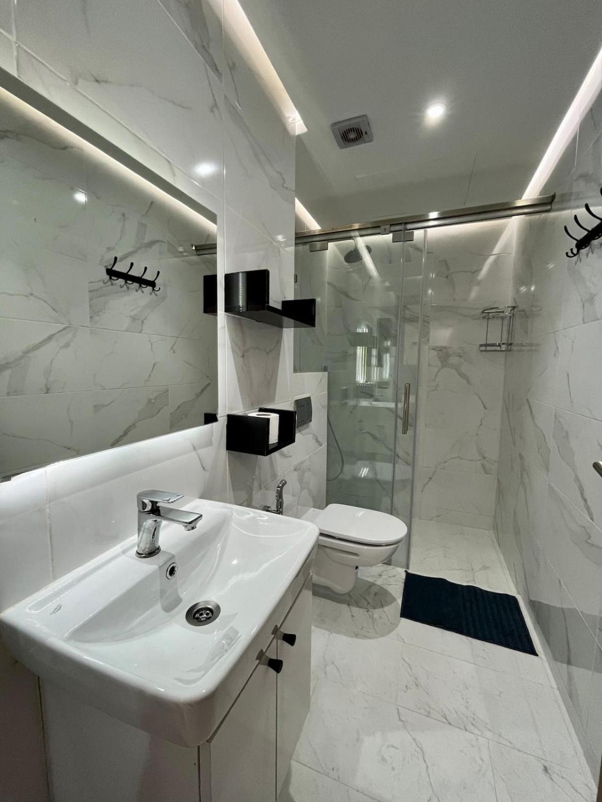 Modern 3 Bedroom Center With Balcony *