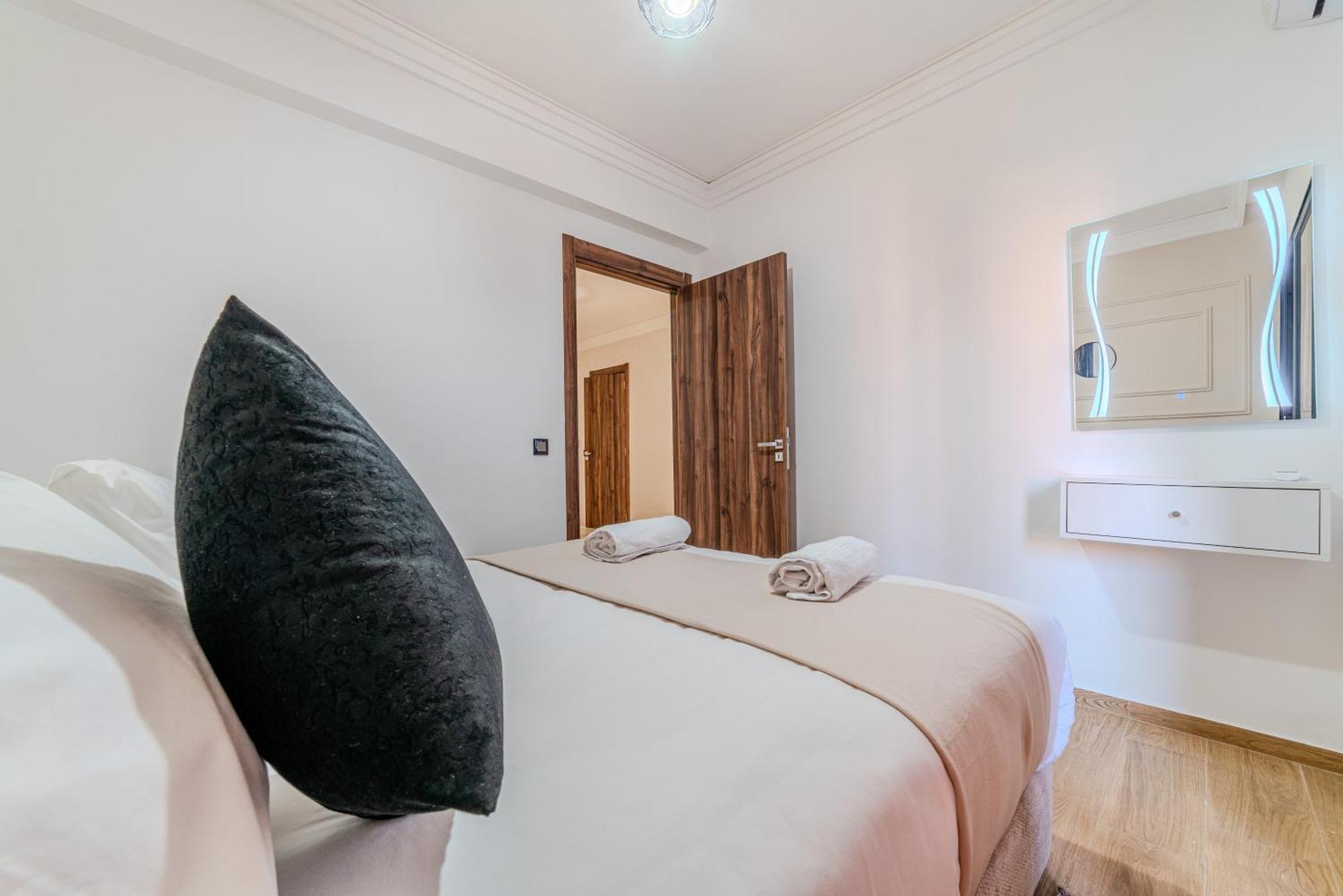 New Cozy Apprt 2 Min A M-avenue , Piscine , Parking , Balcony And Fiber Wifi , Gueliz Centre *