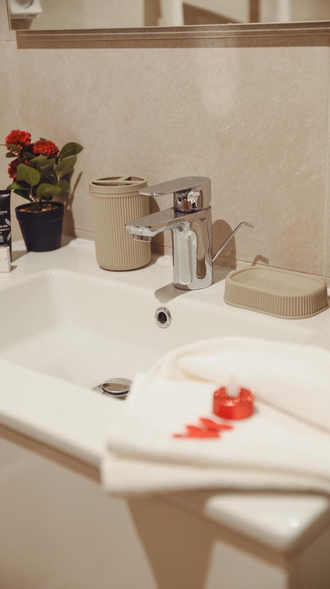 Eva Cosy - Clim, Wifi, Jardin A 10min De L'aeroport Apartment