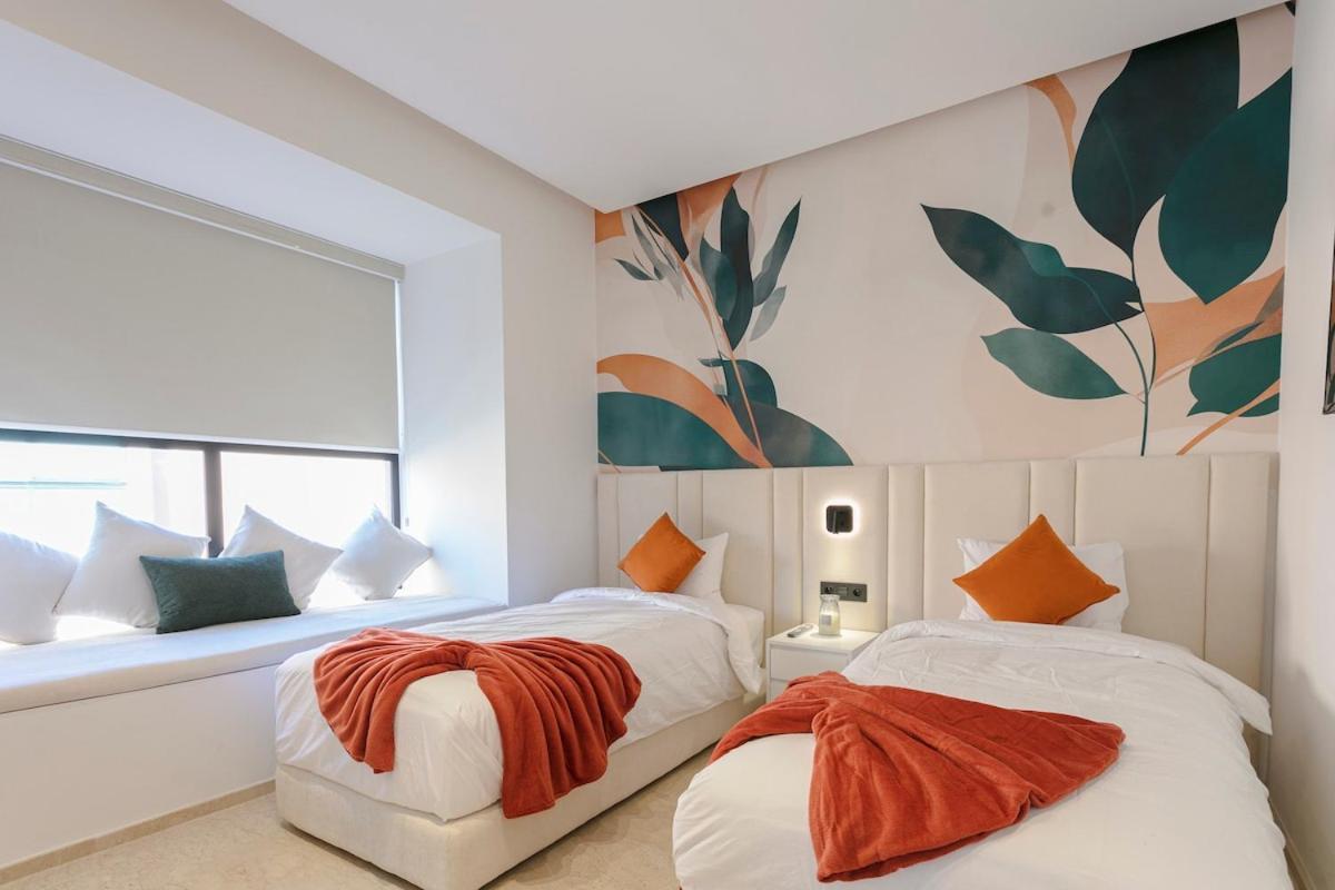 Beautiful 4 Bedroom Rooftop Pool Apartment *