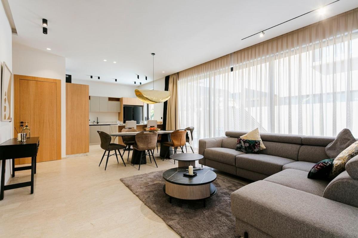 Beautiful 4 Bedroom Rooftop Pool Apartment *