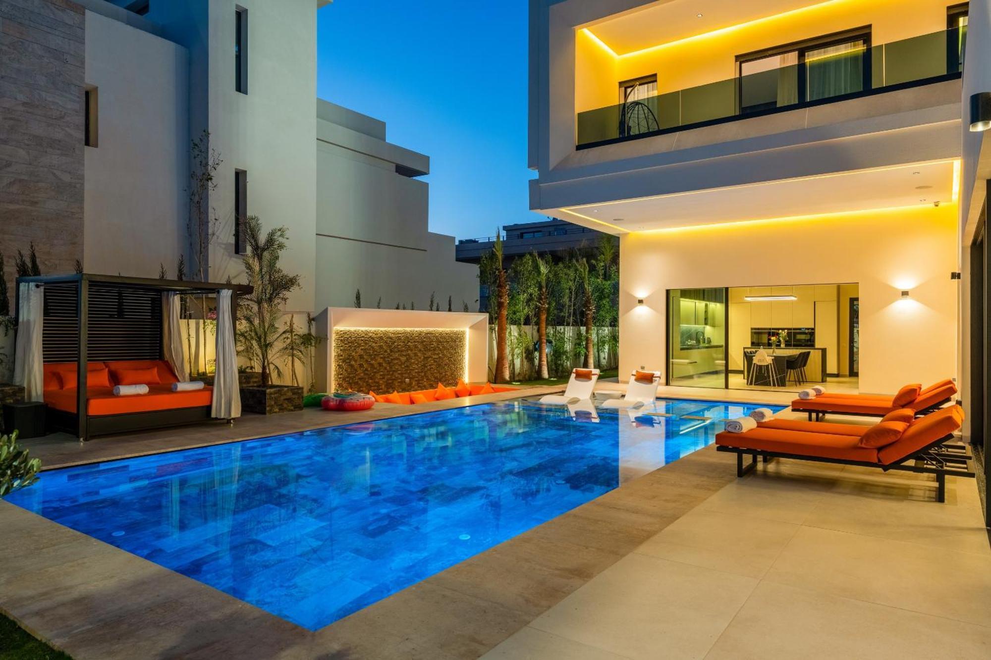 Luxury Heated Pool, Cinema & Game Villa