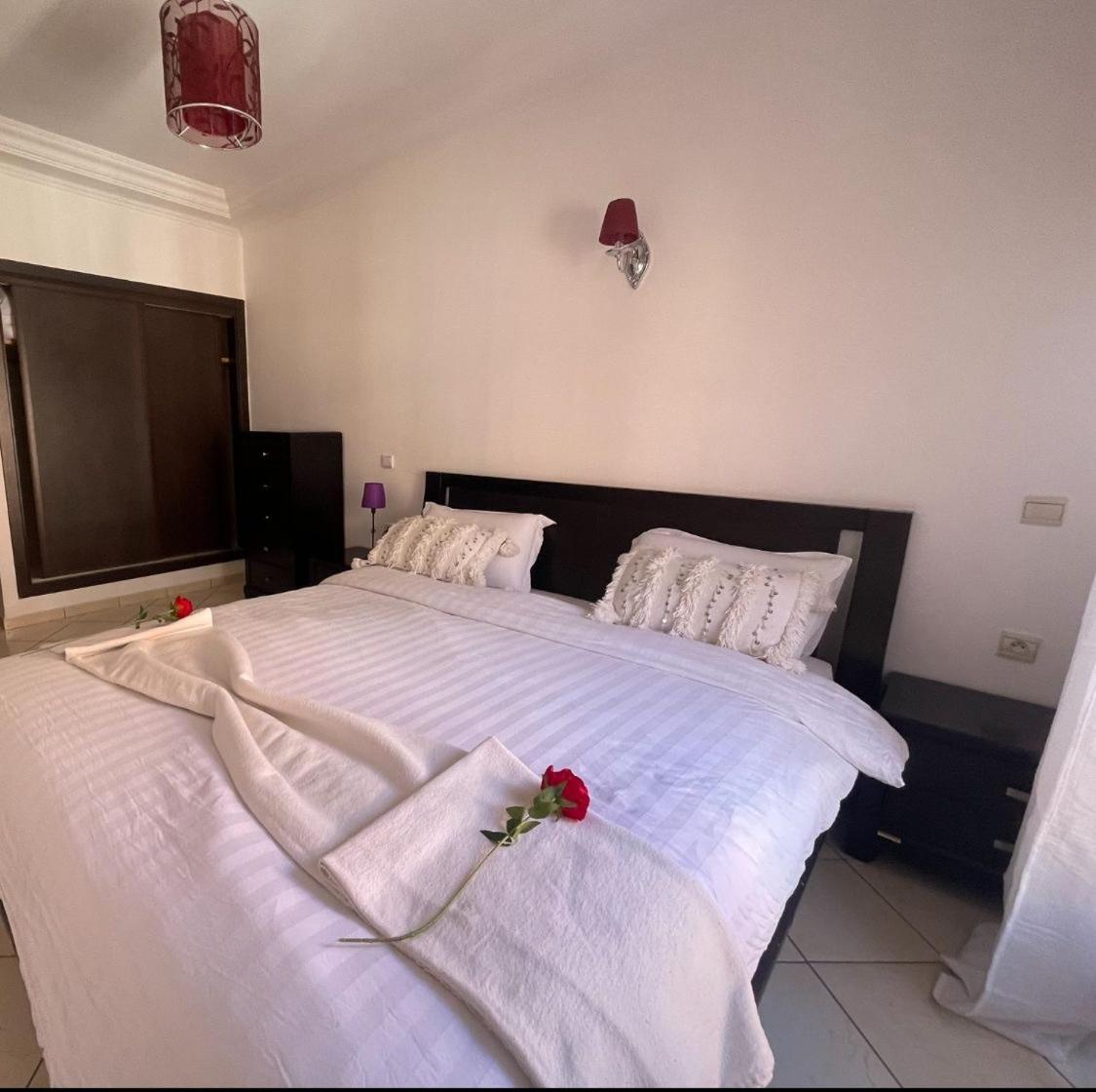Appartement Magnifique Spacieux Confort Propre Familial 2 Salon Et Salle A Manger A 20mn A Pied De Place Jemaa El Fina 4 Piscines Dans Espace De Golf A 12 Mn En Voitures L Entree Est Gratuit Pour La Clientele Ouvert Entre 10h Et 20h
