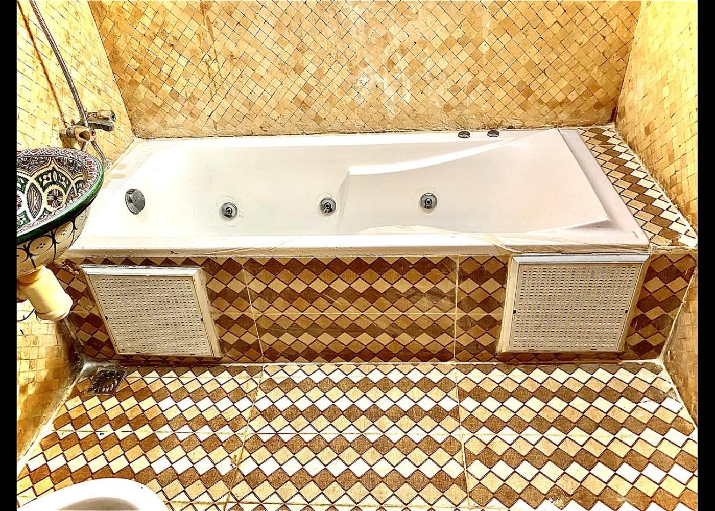 Clara With Jacuzzi *