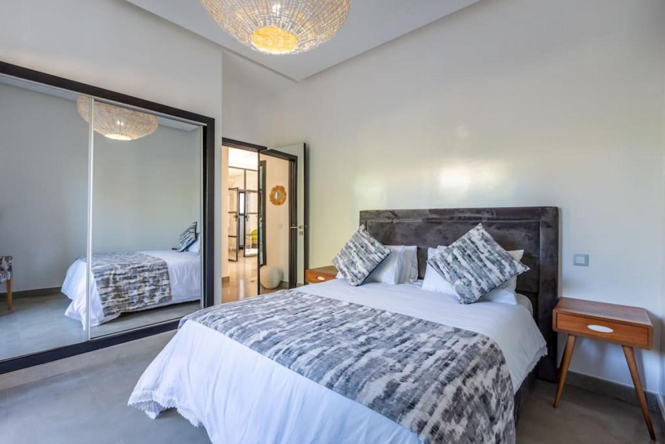 Moderne And Chic Piscine Chauffee 6 Pers Hébergement de vacances *