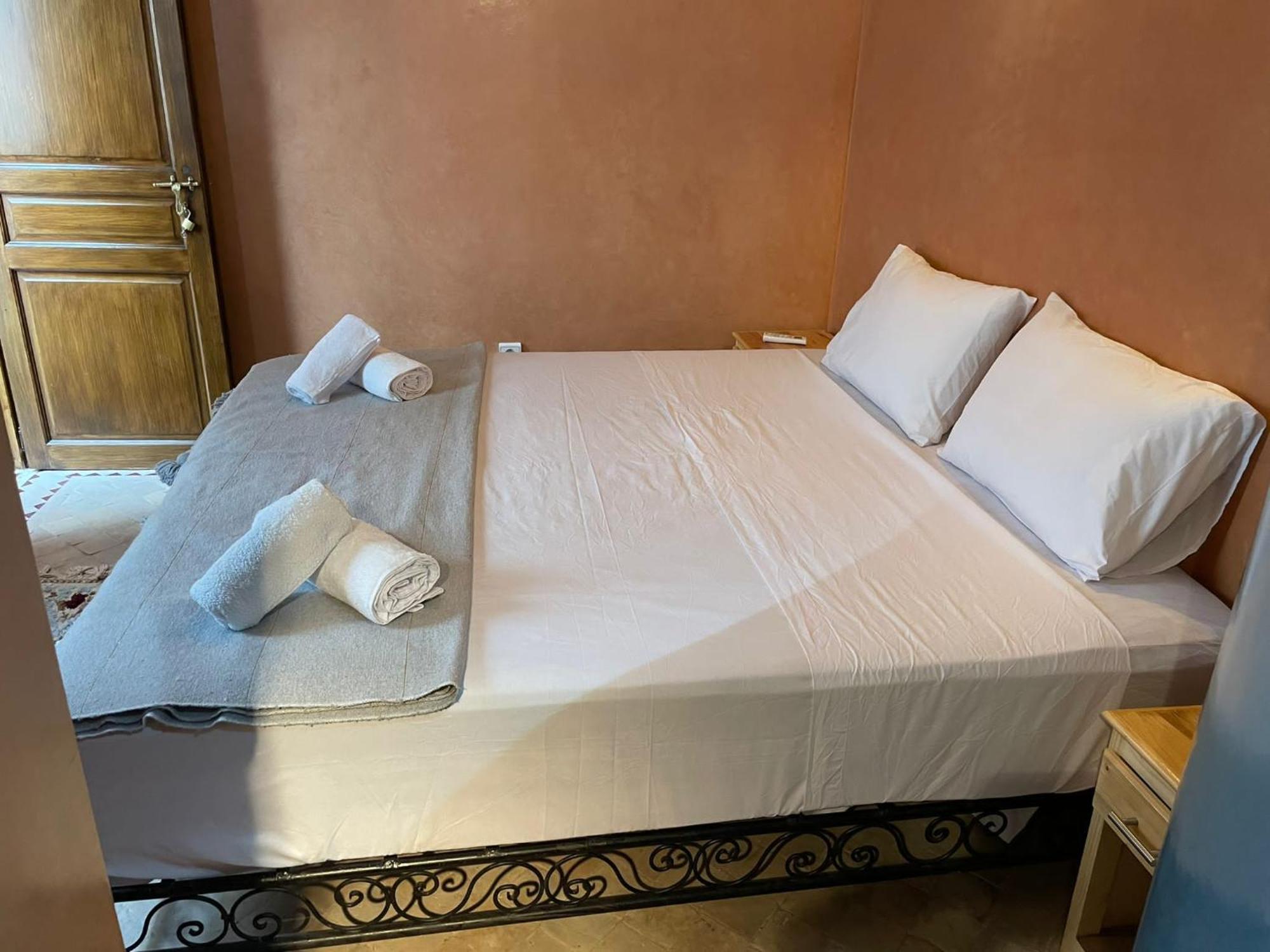 Laichi Guest house *