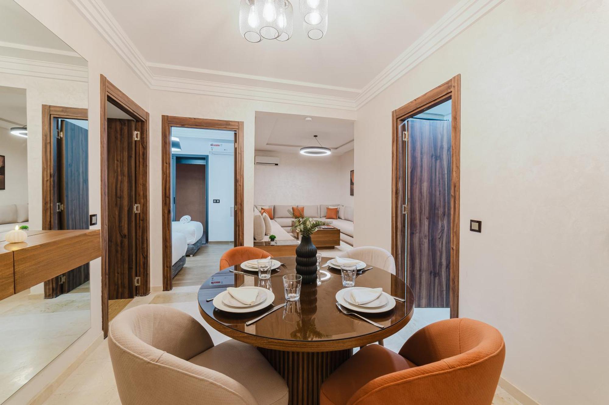 Appartement New! Modern Appart, Parking , Piscine & Fiber Wifi Gueliz Centre *