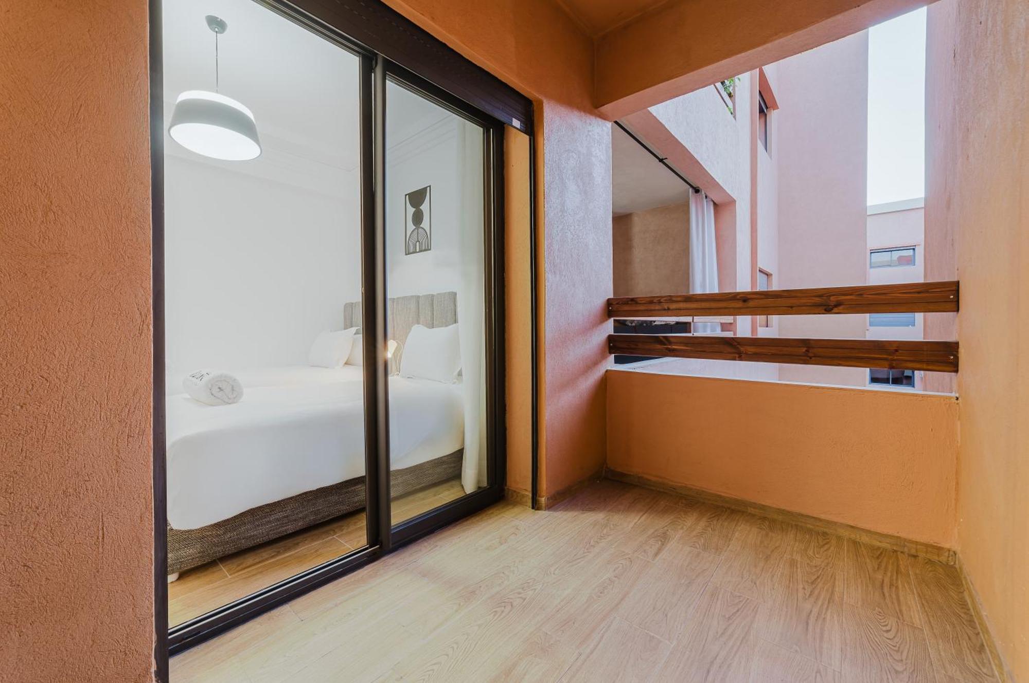 Appartement New! Modern Appart, Parking , Piscine & Fiber Wifi Gueliz Centre *