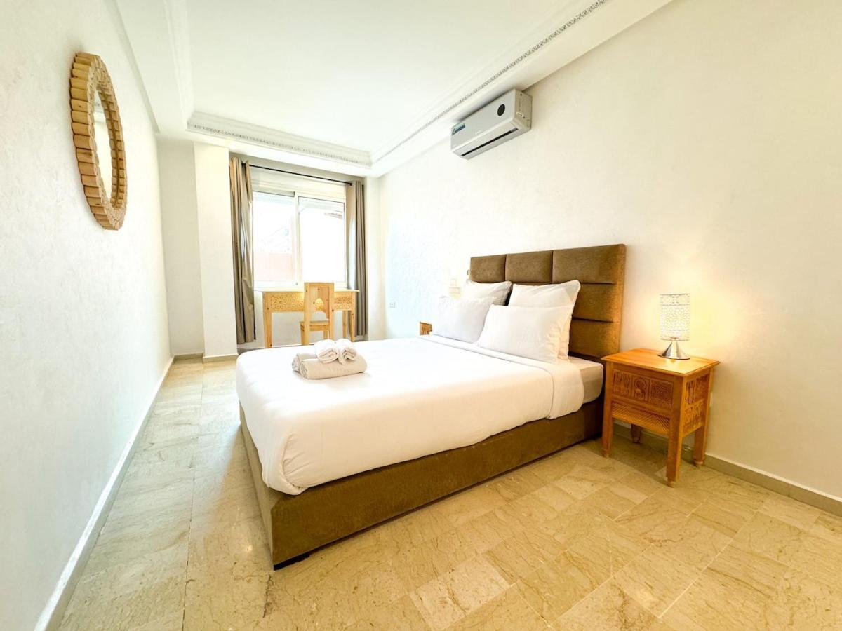 Elegant 2-bedroom Duplex Downtown Private Terrace Apartment *