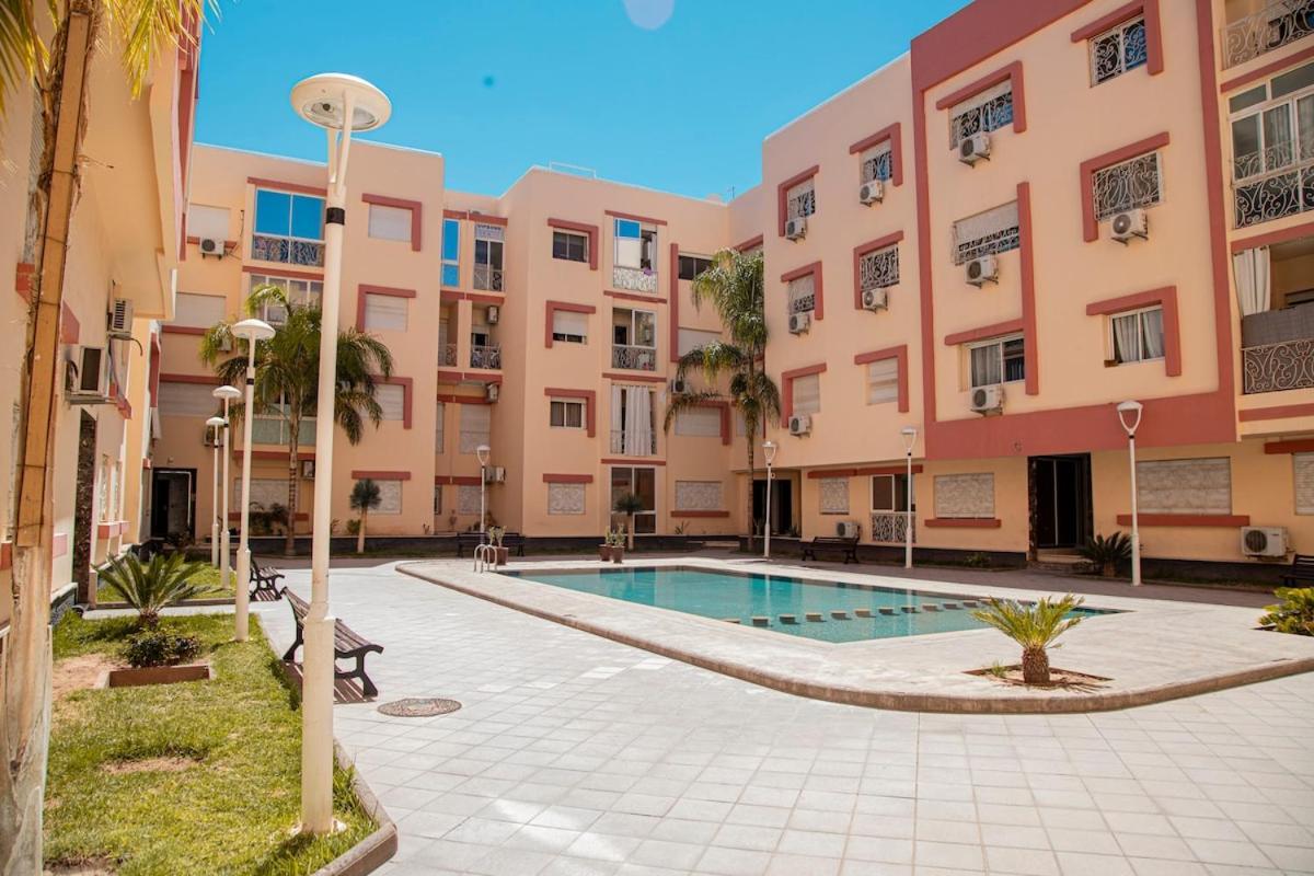 Luxury , Pool, Gym, Parking Appartement *