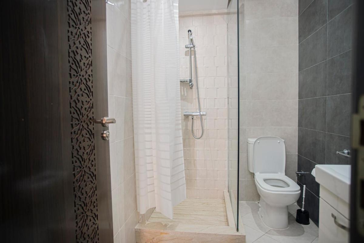 Luxury , Pool, Gym, Parking Appartement *