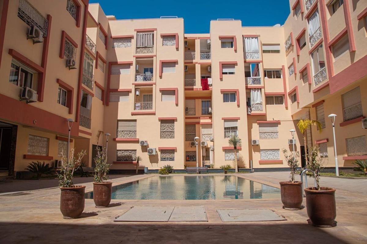 Luxury , Pool, Gym, Parking *