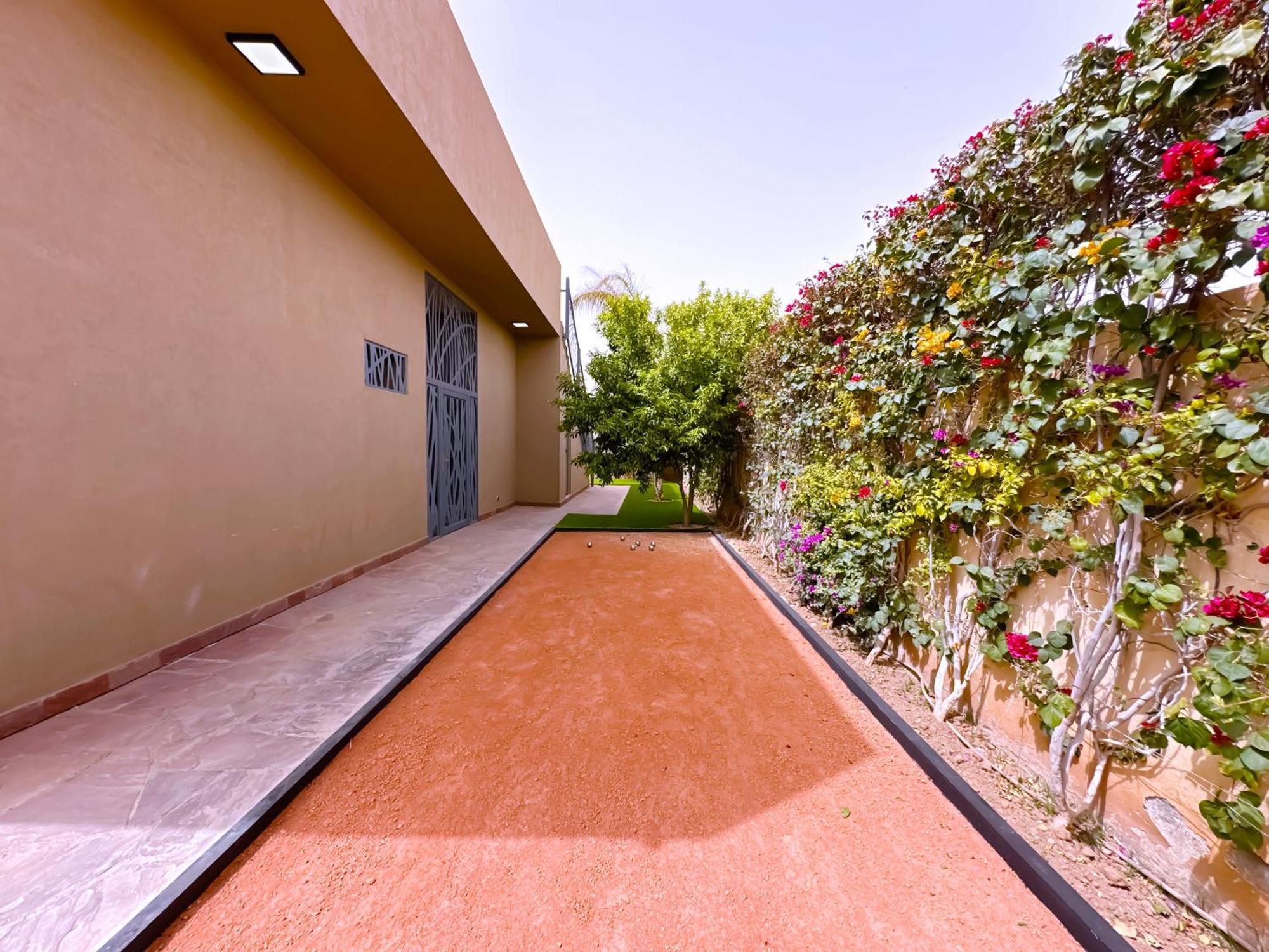 Dalia, Personnels Et Option Piscine *