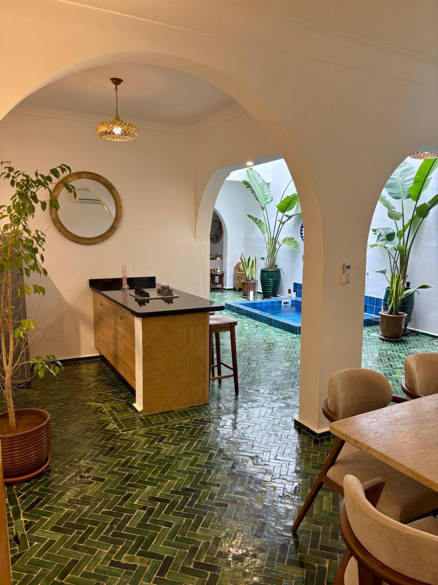 Privatise Jusqu A 10 Personnes Avec 5 Suites, Bassin Et Rooftop A Seulement 15 Minutes A Pied De La Celebre Place Jemaa El Fna Holiday home *