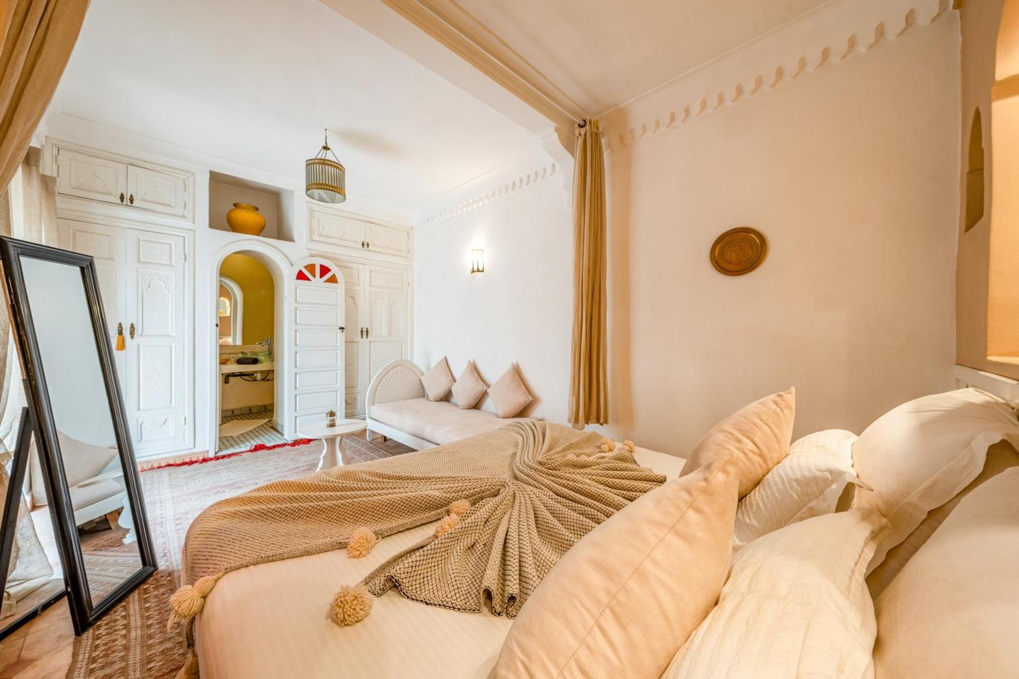 Riad Awinati Location Privatisee ,piscine Chauffee , Beau Rooftop