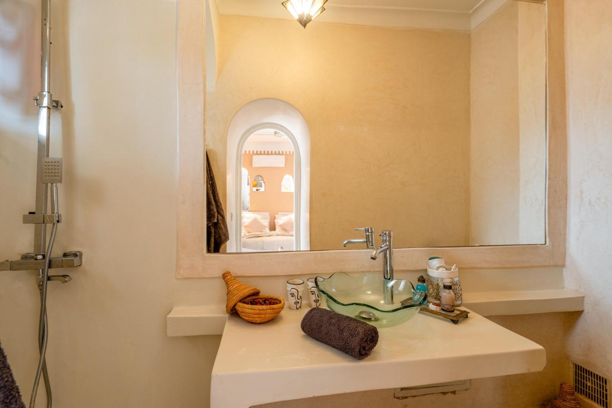 Awinati Location Privatisee ,piscine Chauffee , Beau Rooftop Riad Marrakesh