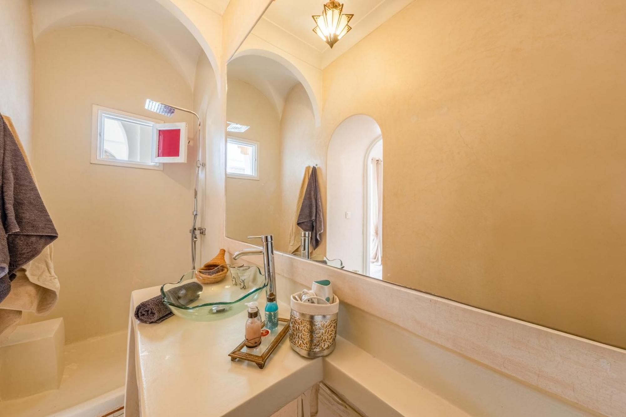 Awinati Location Privatisee ,piscine Chauffee , Beau Rooftop 3* Marrakesh