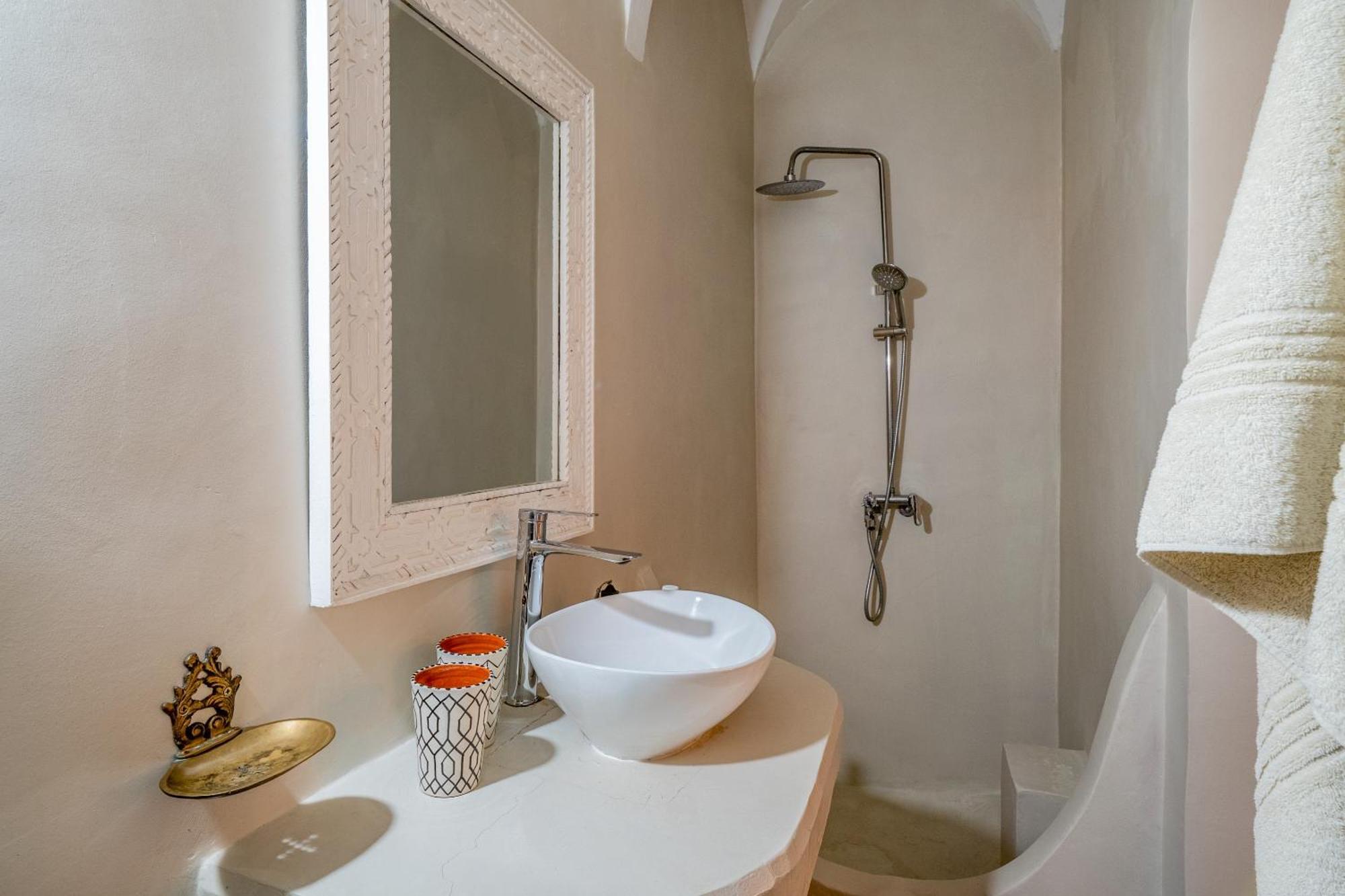 Awinati Location Privatisee ,piscine Chauffee , Beau Rooftop Riad Marrakesh