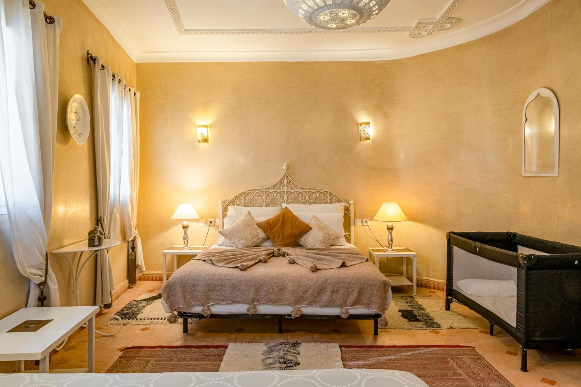 Awinati Location Privatisee ,piscine Chauffee , Beau Rooftop Riad