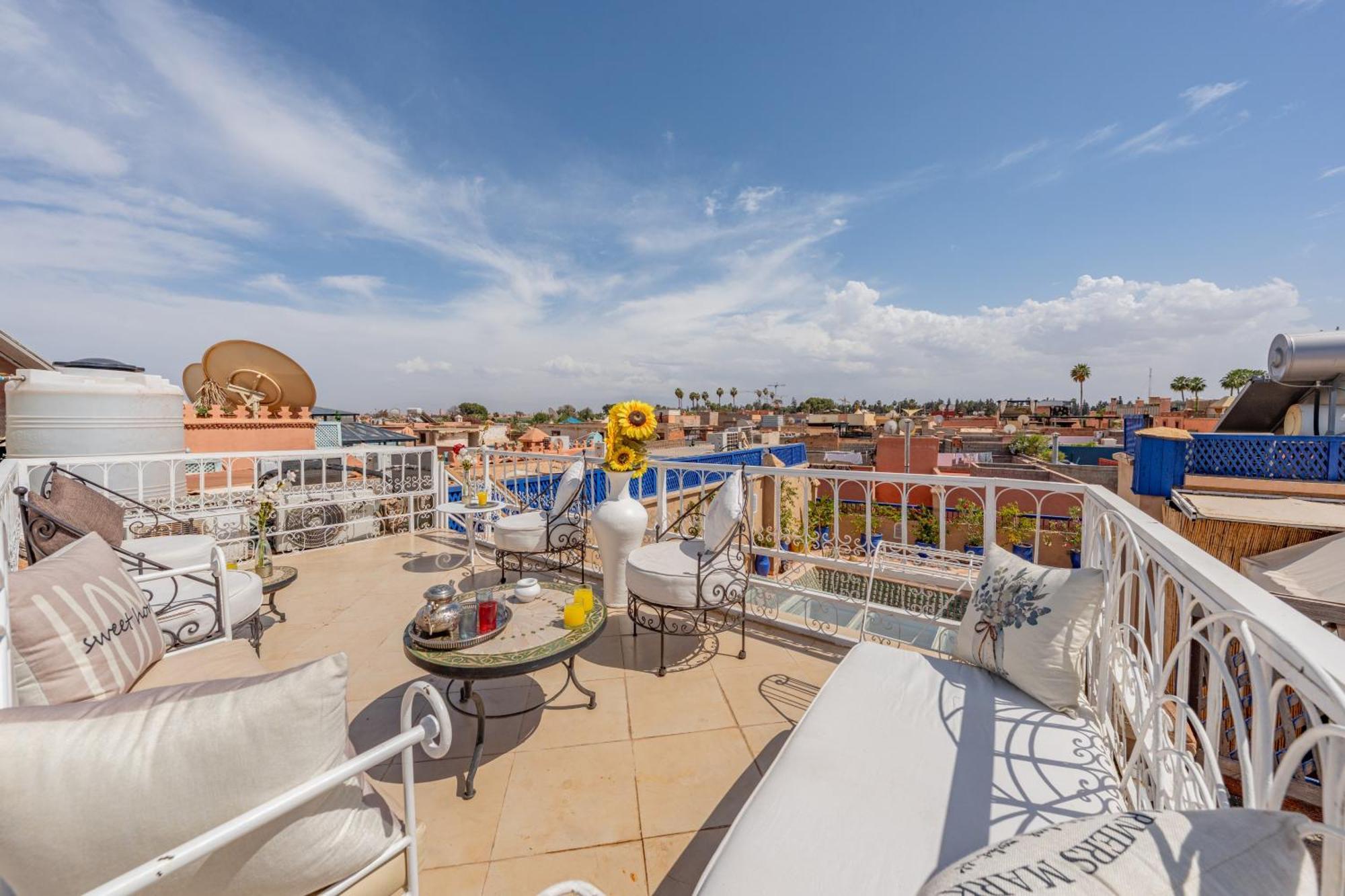 Awinati Location Privatisee ,piscine Chauffee , Beau Rooftop 3* Marrakesh