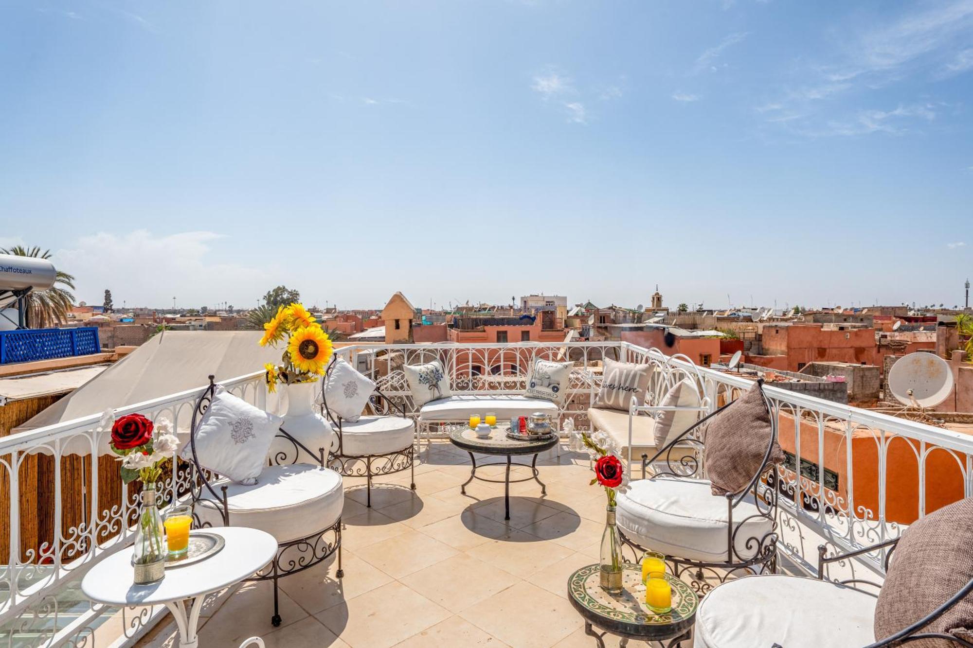 Awinati Location Privatisee ,piscine Chauffee , Beau Rooftop Riad 3*