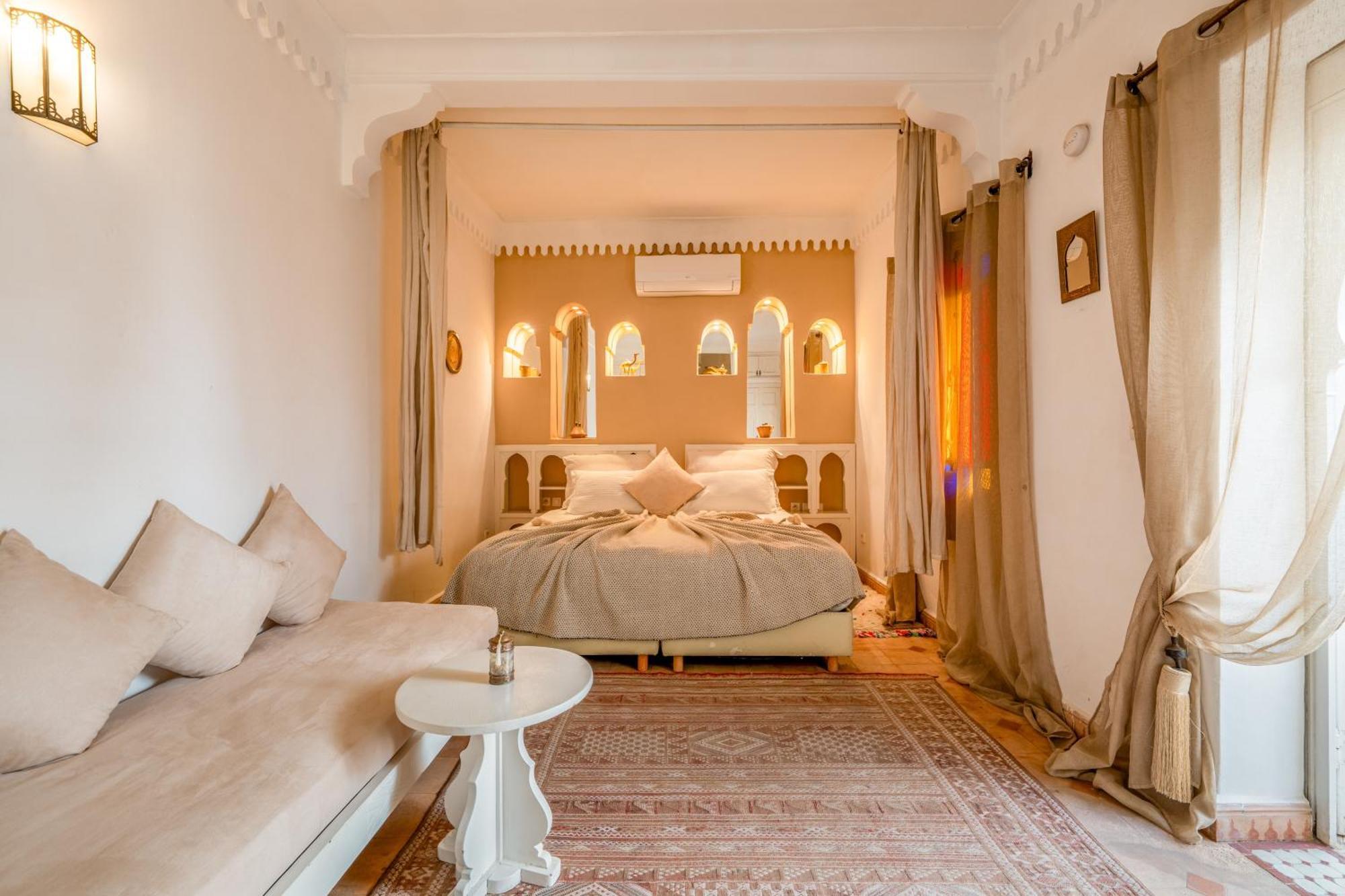 Awinati Location Privatisee ,piscine Chauffee , Beau Rooftop Riad