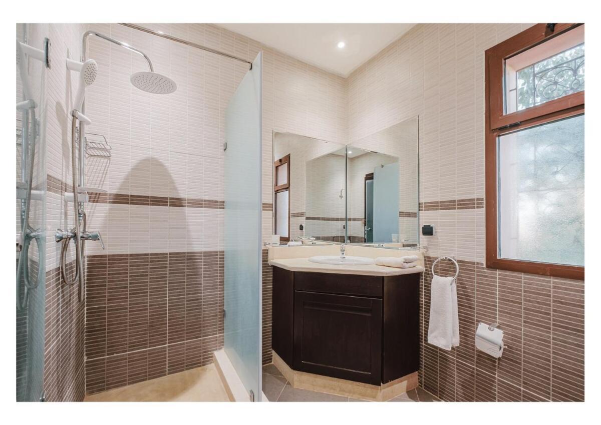 Magnolia Avec Jacuzzi, Cuisiniere, Piscine Villa