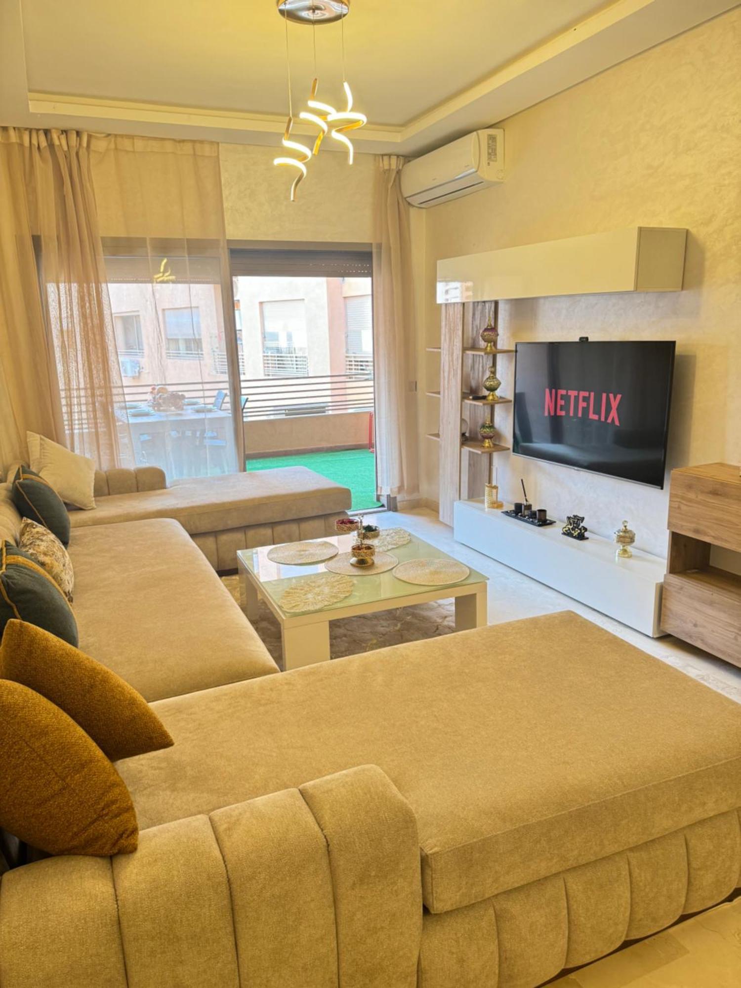 Luxurioese Mit Pool Und Netflix