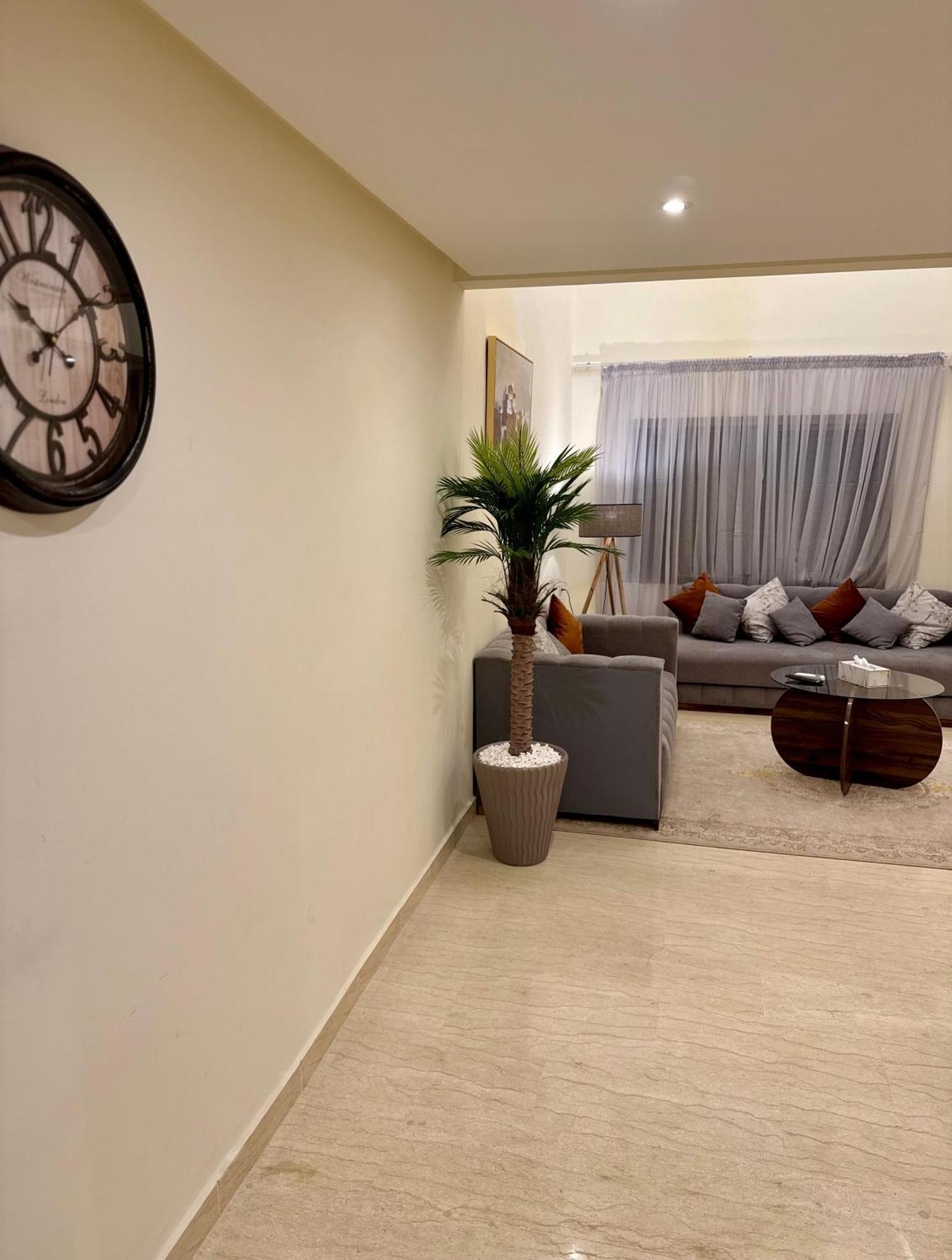 The Cosy Duplex With Gym Access & Near Mall, Palooza *
