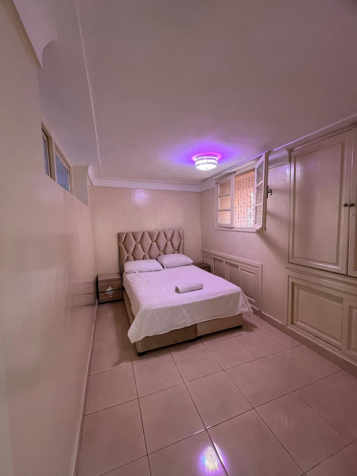 Quiet 2 Bedroom And Terrace Center Apartment *