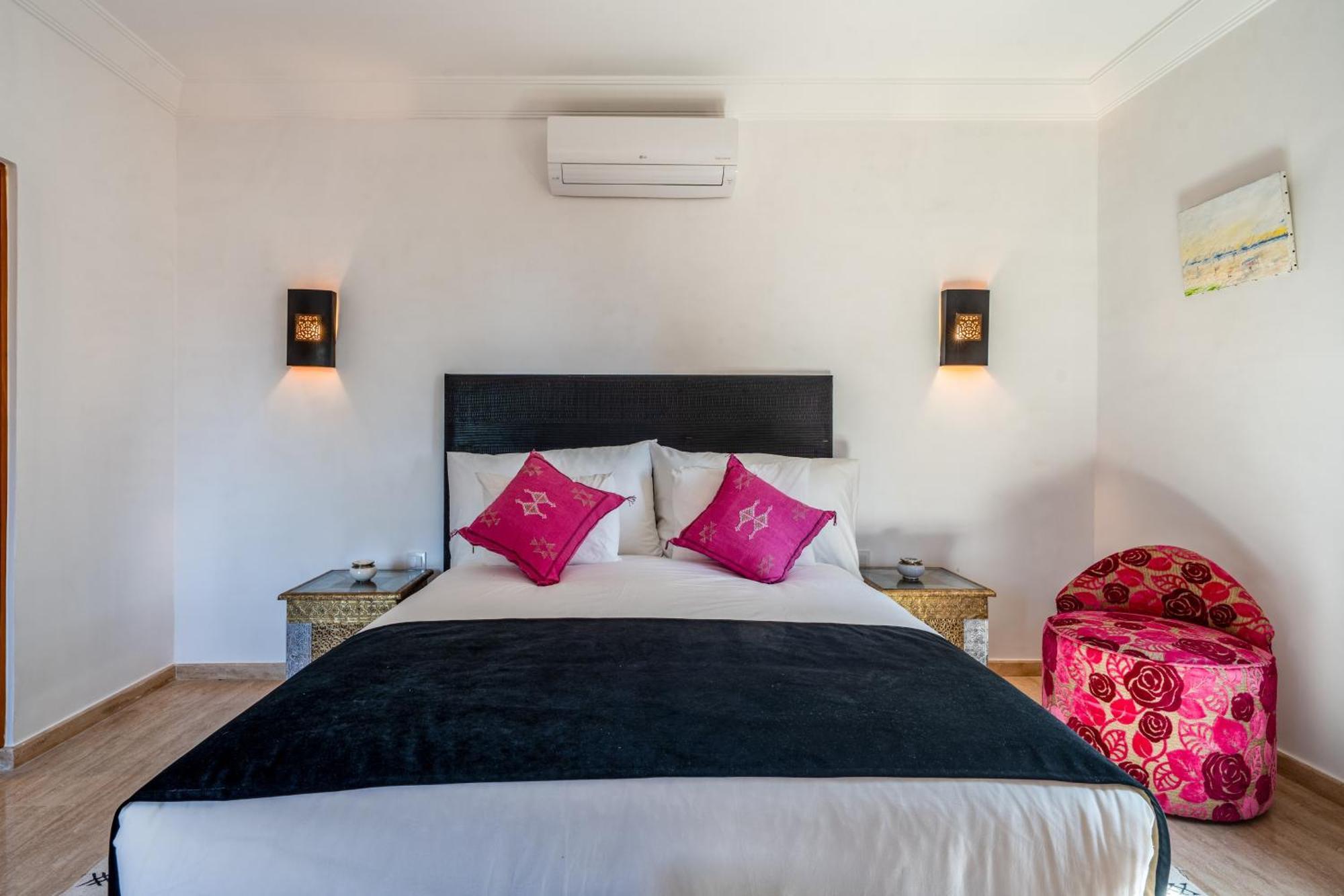 Villa Simari Palmeraie Marrakech Nouveau! Petit Dejeuner Compris-entierement Renovee-superbe Piscine Privee Chauffee-personnel De Maison Inclus-grand Jardin De 2000m2-terrain De Petanque-ambiance Typique Berbere-havre De Paix