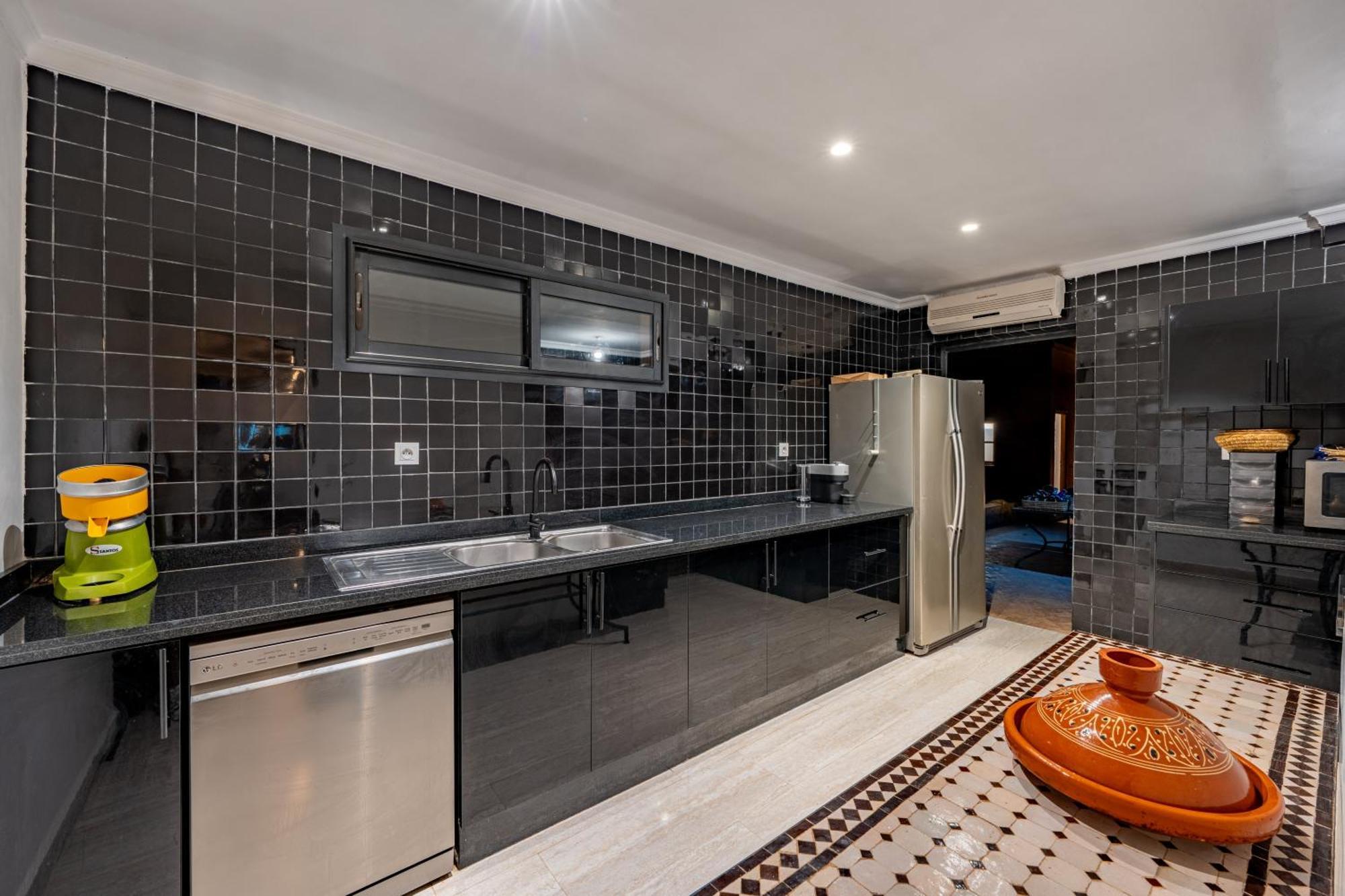 Simari Palmeraie Marrakech Nouveau! Petit Dejeuner Compris-entierement Renovee-superbe Piscine Privee Chauffee-personnel De Maison Inclus-grand Jardin De 2000m2-terrain De Petanque-ambiance Typique Berbere-havre De Paix Villa