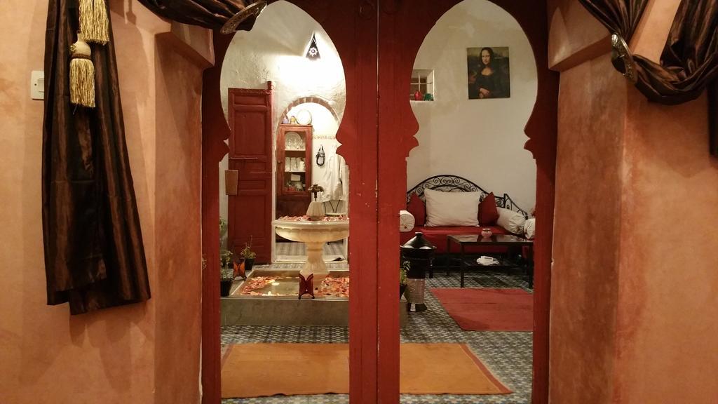 Riad Lala Latifa *