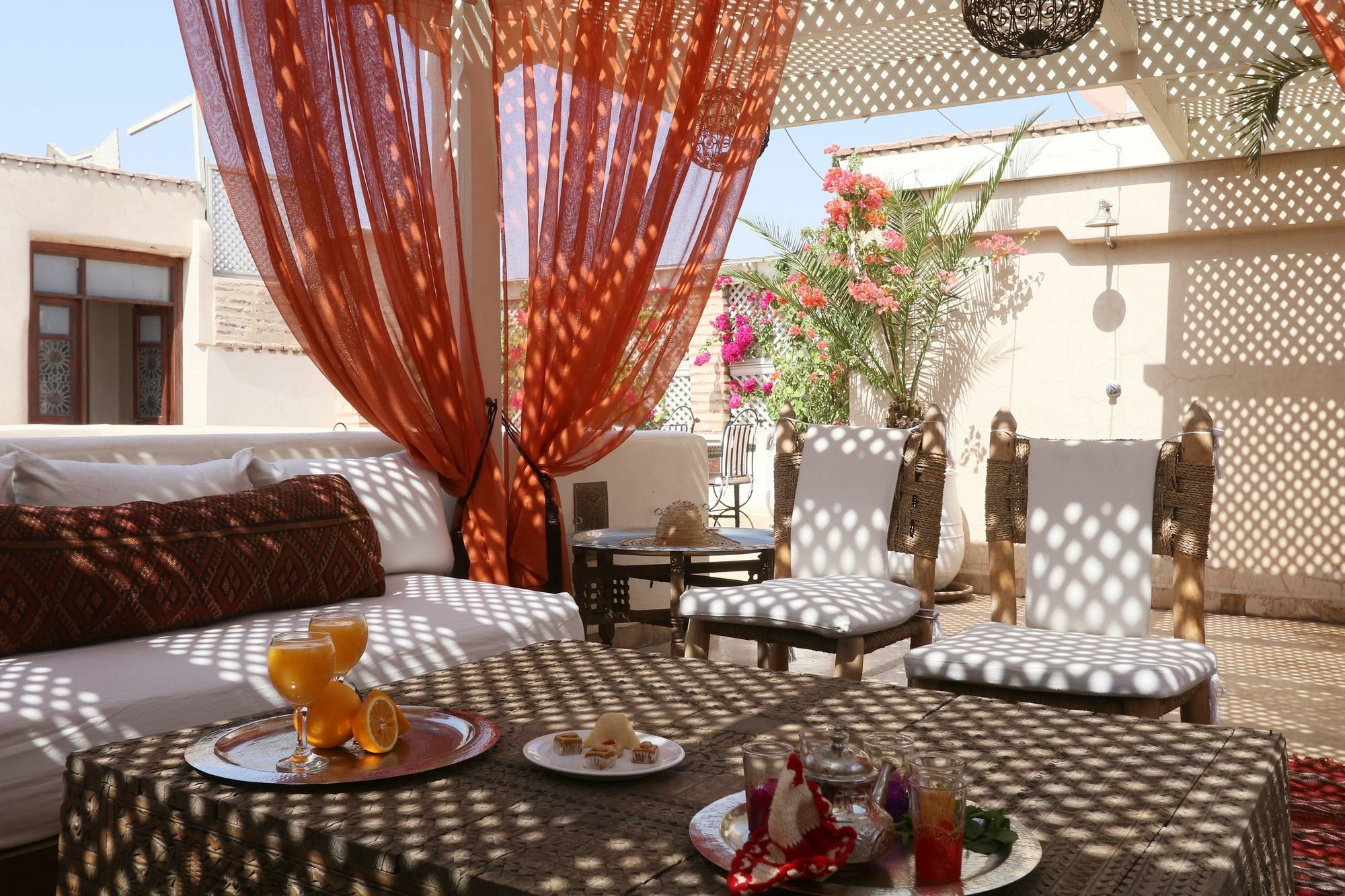 Jaune Safran Entire House 4*