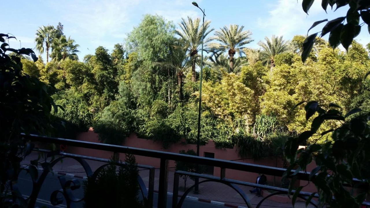 Deluxe In The Center Of *