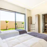 NeWaVe, Lux, Piscine chauffée Inclus, Personnels