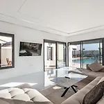 Villa Lella, Piscine Chauffee, Cuisiniere
