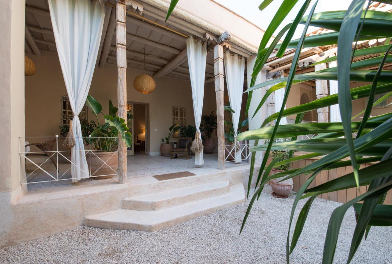 Les Deux Tours Hotel