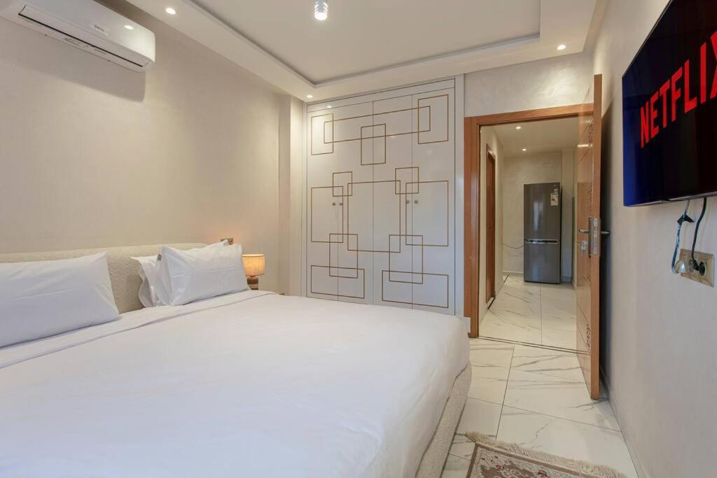 Red Rendezvous - Downtown Apartment *
