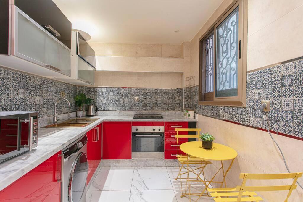 Red Rendezvous - Downtown Apartment