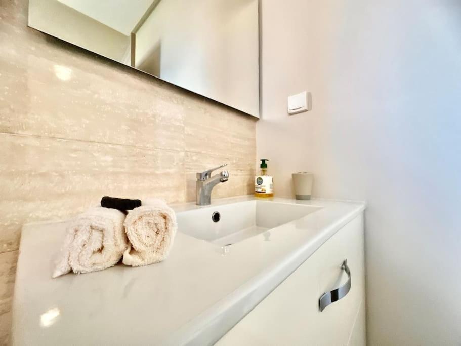 Spacieux Et Moderne Avec Vue Sur Montagne Et Piscine Appartement *