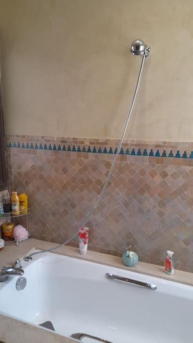 Bien Situe Privee, Piscine Appartement *