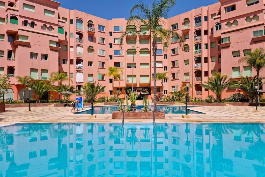 Location New Hivernag Pool Freeparking *