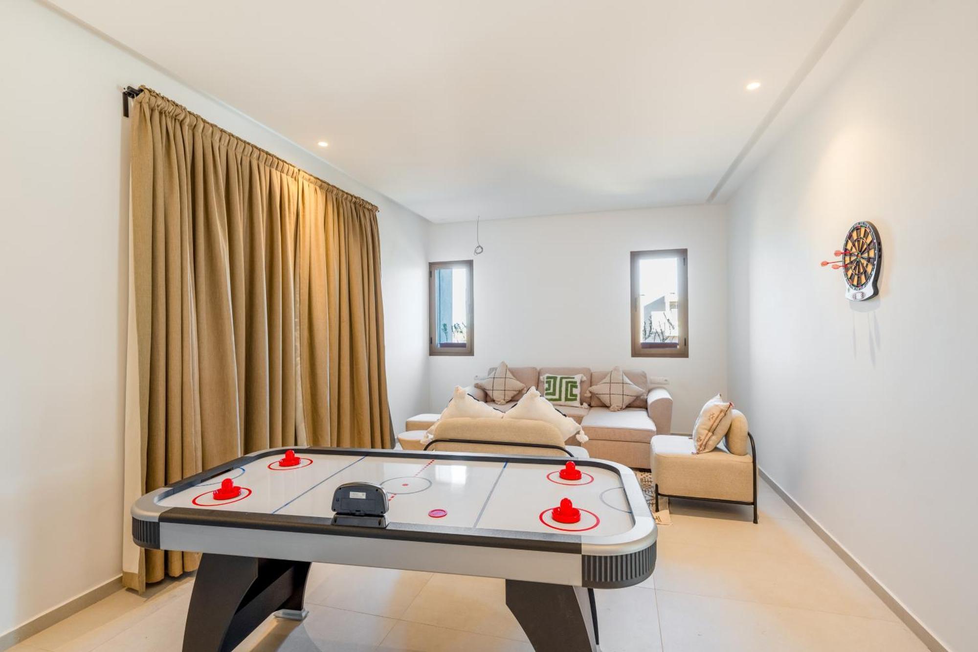 Villa Dar Yas, A 20min Du Centre Avec Piscine Chauffee, Cuisiniere, Chauffeur, Air Hockey, Ping-pong & Jeux De Societe